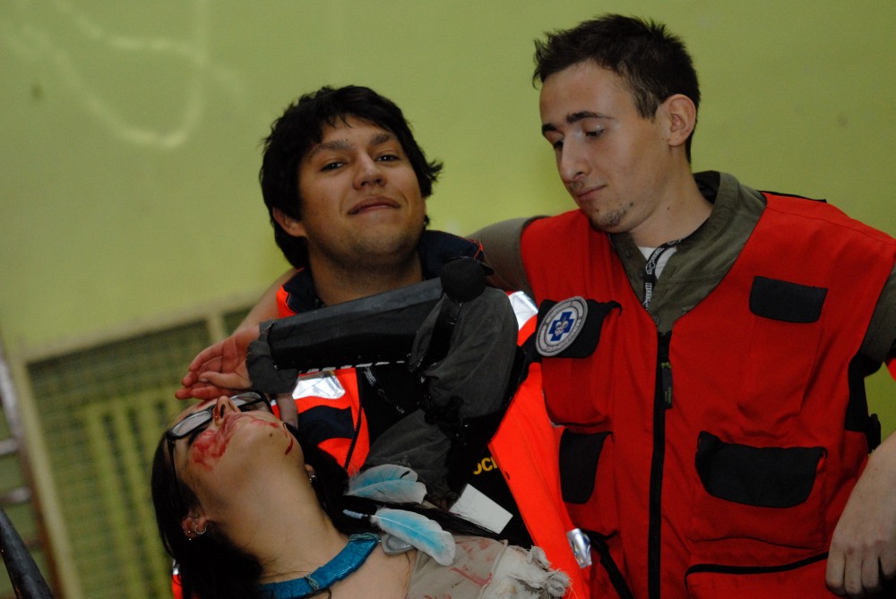 Hellcon – cosplay (Fiku Miku): Pracownicy ekipy medycznej przygotowują się do udzielenia pierwszej pomocy
